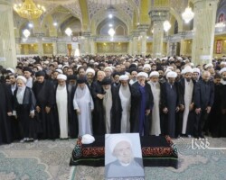 نماز بر پیکر مرحوم آیت الله کورانی توسط آیت الله میلانی