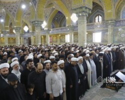 نماز بر پیکر مرحوم آیت الله کورانی توسط آیت الله میلانی