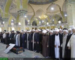 نماز بر پیکر مرحوم آیت الله کورانی توسط آیت الله میلانی