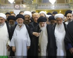 نماز بر پیکر مرحوم آیت الله کورانی توسط آیت الله میلانی
