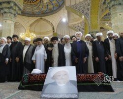 نماز بر پیکر مرحوم آیت الله کورانی توسط آیت الله میلانی